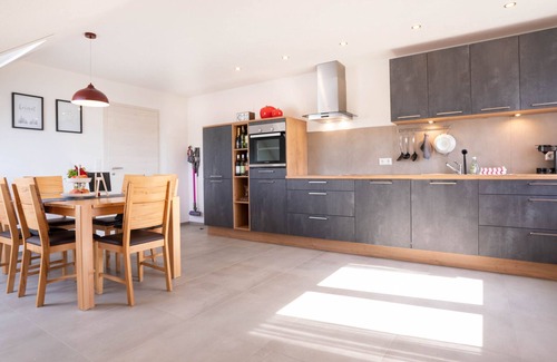 Durbach Apartamento | Apartamento 'Ferienwohnung Weitblick' con vistas a la montaña, balcón y Wi-Fi