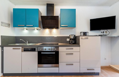 Oppenau Apartamento | Apartamento 'Ferienwohnung 1 Talblick' con vistas a la montaña, terraza compartida y Wi-Fi
