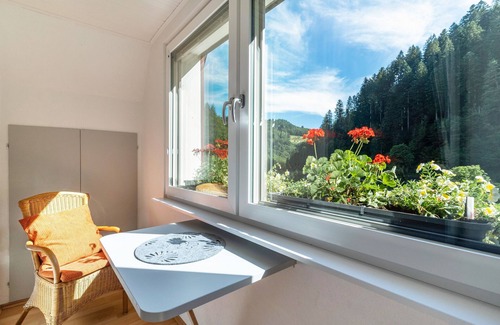 Oppenau Apartamento | Apartamento 'Ferienwohnung 1 Talblick' con vistas a la montaña, terraza compartida y Wi-Fi