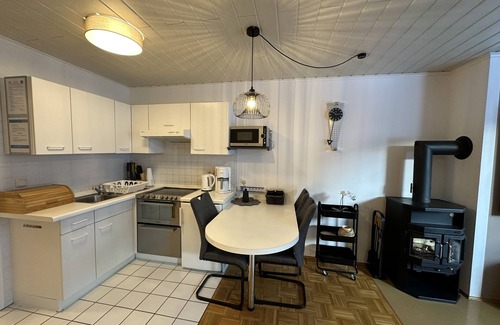 Falkenstein Apartamento | Apartamento 'Fewo Mit Terrasse - Gerne Mit Hunde' con vistas a la montaña, terraza privada y Wi-Fi