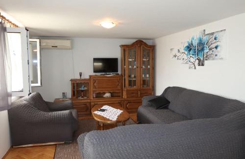 Vinisce Apartamento | Apartment Filip Jakov-2 by Interhome