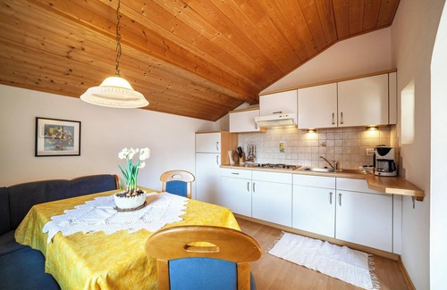San Leonardo in Passiria Apartamento | Apartment "Flieder" with Mountain View, Pool, Wi-Fi, Balcony & Garden