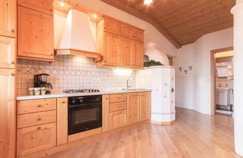 Feldthurns Apartamento | Apartamento para 2-4 personas con una gran terraza y sauna, así como una estufa de azulejos.