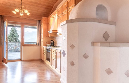 Feldthurns Apartamento | Apartamento para 2-4 personas con una gran terraza y sauna, así como una estufa de azulejos.