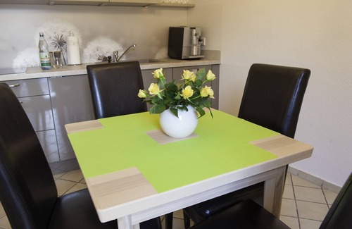 Eschborn Apartamento | Apartment for 4 pers. with 2 bedrooms and 2 bathrooms, kitchen and balcony in Eschborn