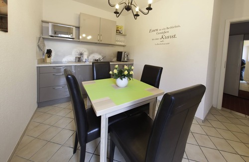 Eschborn Apartamento | Apartment for 4 pers. with 2 bedrooms and 2 bathrooms, kitchen and balcony in Eschborn