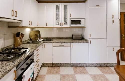 Creixomil Casa | Apartamento para familias en la ciudad con terraza, WiFi, aire acondicionado, etc.