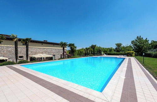 Lonato del Garda Apartamento | Apartamento 'Garda Paradise Casa de campo' con piscina, jardín y Wi-Fi