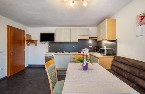 Brennero Apartamento | Apartamento 'Gartnerhof Glücksklee' con vistas a la montaña, jardín compartido y Wi-Fi