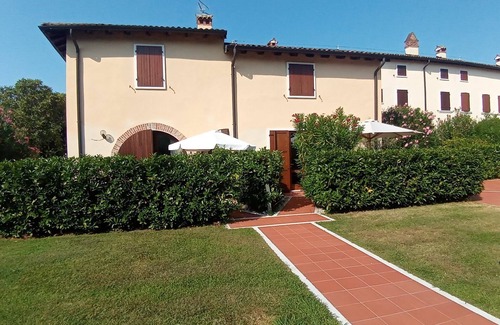 Calmasino Apartamento | Apartment 'Golf Residence La Ca' with Shared Pool and Private Garden