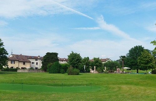 Calmasino Apartamento | Apartment 'Golf Residence La Ca' with Shared Pool and Private Garden