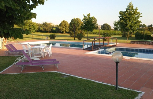 Calmasino Apartamento | Apartment 'Golf Residence La Ca' with Shared Pool and Private Garden