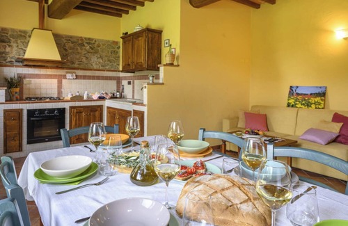 Pomarance Apartamento | Apartamento 'Granaio' con piscina compartida, jardín privado y Wi-Fi