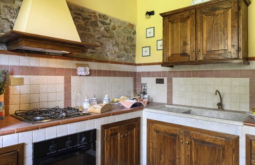 Pomarance Apartamento | Apartamento 'Granaio' con piscina compartida, jardín privado y Wi-Fi