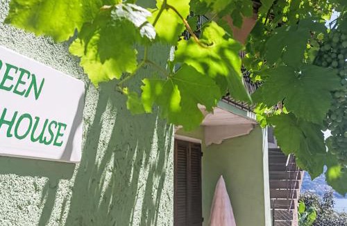 Santa Maria - Rezzonico Apartamento | Apartment Green House-1 by Interhome