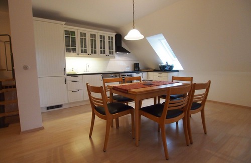 Gingst Apartamento | Apartamento 'Gut Rattelvitz - Galerie West' con vistas al mar, terraza privada y Wi-Fi