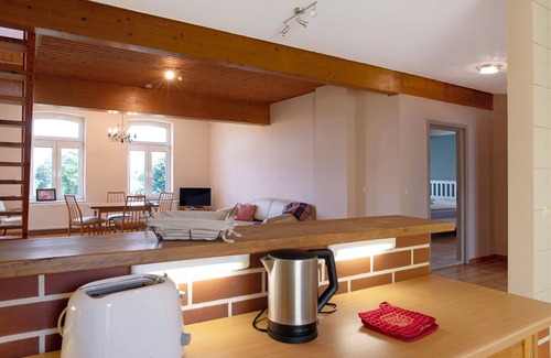 Neukloster Apartamento | Apartamento 'Gutshaus Am Teich' con terraza compartida, jardín compartido y Wi-Fi
