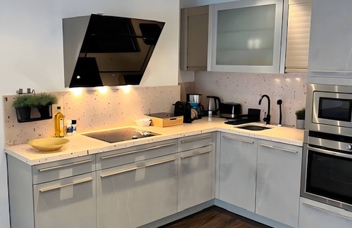 Rhein-Erft-Kreis District Apartamento | Apartamento 'Hochwertige Wohnung Frechen City' con terraza compartida, balcón y Wi-Fi
