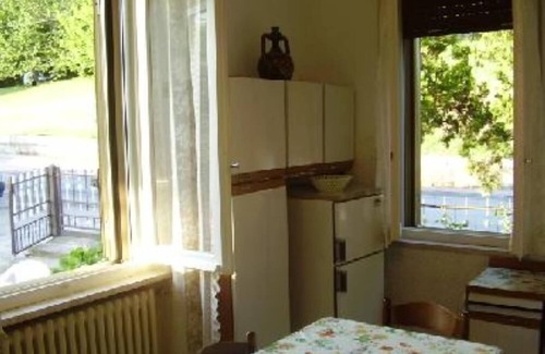 Salsomaggiore Terme Apartamento | Vista panorámica de las colinas, jardín, estacionamiento y a pocos km del spa.