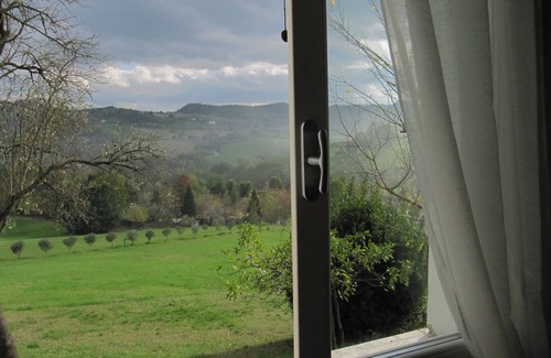 Salsomaggiore Terme Apartamento | Vista panorámica de las colinas, jardín, estacionamiento y a pocos km del spa.