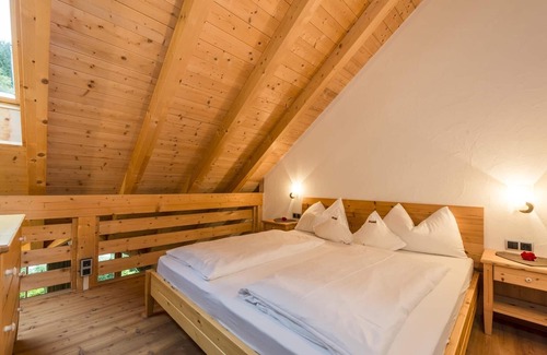 Sand in Taufers Casa | Apartment In A Hotel 'Mair Zu Hof St. Mauritzien 3' with Mountain View, Shared Garden and Wi-Fi