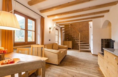 Sand in Taufers Casa | Apartment In A Hotel 'Mair Zu Hof St. Mauritzien 5' with Mountain View and Shared Garden