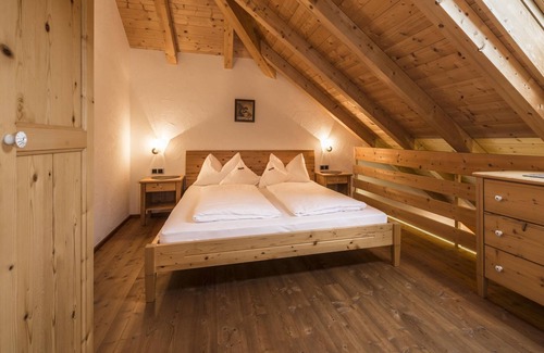Sand in Taufers Casa | Apartment In A Hotel 'Mair Zu Hof Waldrausch 1' with Mountain View, Shared Garden and Wi-Fi
