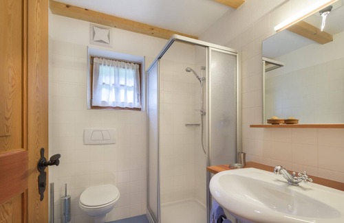 Sand in Taufers Casa | Apartment In A Hotel 'Mair Zu Hof Waldrausch 1' with Mountain View, Shared Garden and Wi-Fi