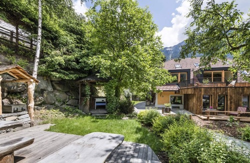 Sand in Taufers Casa | Apartment In A Hotel 'Mair Zu Hof Waldrausch 1' with Mountain View, Shared Garden and Wi-Fi