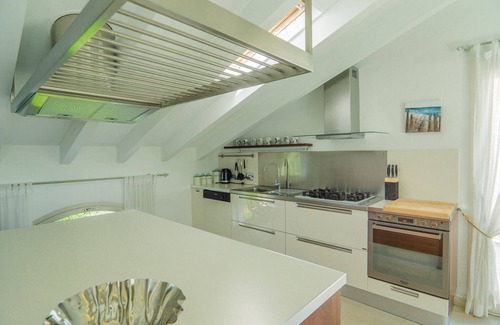 Laigueglia Villa | Exclusivo apartamento en villa con piscina y pista de tenis.