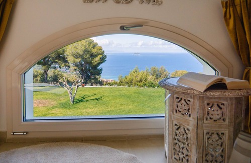Laigueglia Villa | Exclusivo apartamento en villa con piscina y pista de tenis.
