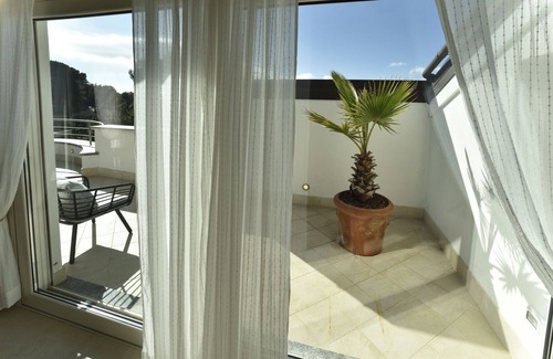 Laigueglia Villa | Exclusivo apartamento en villa con piscina y pista de tenis.