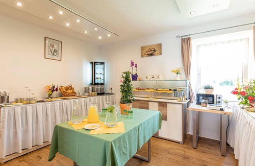 Eisenerz Apartamento | Apartment in Alps With Stunning Views
