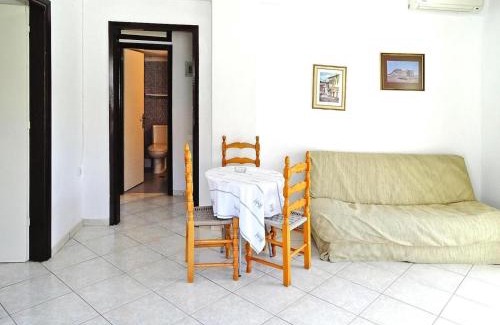 Skala Fourkas Apartamento | Apartment in Foura with a balcony or terrace