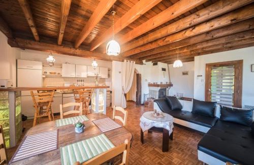 Dombasle-devant-Darney Apartamento | Apartment in Darney with Meadow Views