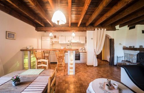 Dombasle-devant-Darney Apartamento | Apartment in Darney with Meadow Views