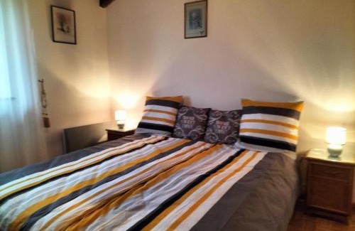 Dombasle-devant-Darney Apartamento | Apartment in Darney with Meadow Views