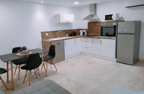 Raphele-les-Arles Apartamento | Apartment in part of Mas