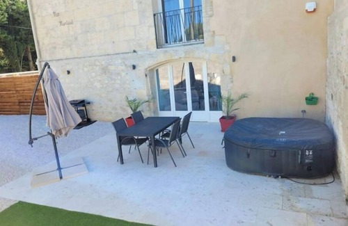 Raphele-les-Arles Apartamento | Apartment in part of Mas