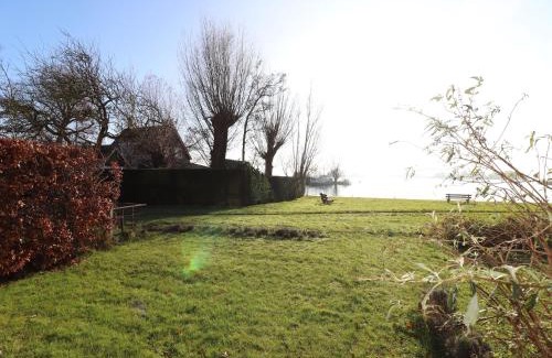 Heeg Apartamento | Apartment in Heeg with Heegermeer Views, cleaning included