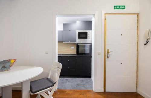 Barrio de La Latina Apartamento | Apartment in La Latina ideal for Work or Study