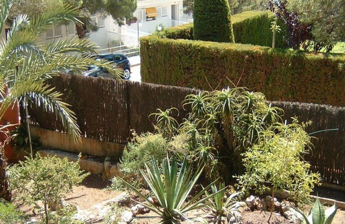 Tamarit Apartamento | Cerca de la playa, familiar, jardín privado y piscina, perros bienvenidos