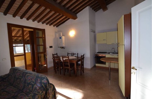 Campiglia Marittima Apartamento | Apartamento en residencia con jardin cerca del mar