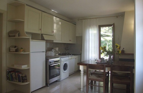 Donoratico Casa | Apartamento en Sassetta con Piscina y Vistas