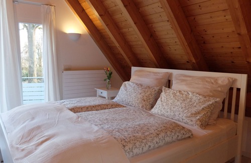 Staad Apartamento | Apartment in the garden of Seeheim Castle on lakeside with balcony and terrace.