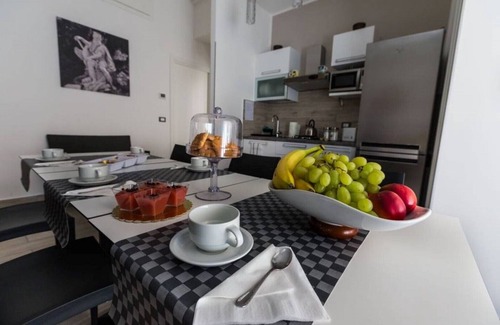 Castellammare Casa | Apartamento en el centro histórico con tres dormitorios y baños en suite.