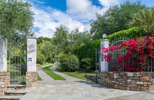 Diano Castello Villa | Apartamento en villa con A/C, piscina privada, WIFI, TV, terraza, vista panorámica, aparcamiento