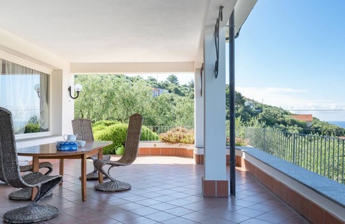 Diano Castello Villa | Apartamento en villa con A/C, piscina privada, WIFI, TV, terraza, vista panorámica, aparcamiento