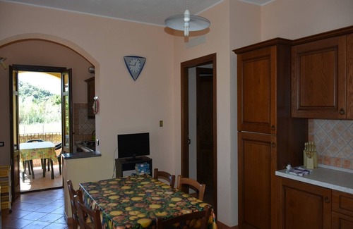 Lotzorai Apartamento | Apartamento en villa con jardín a 5 minutos de la playa de arena.