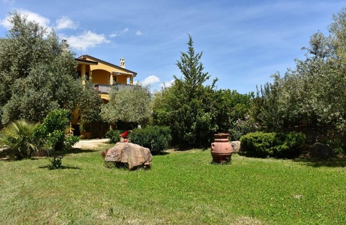 Lotzorai Apartamento | Apartamento en villa con jardín a 5 minutos de la playa de arena.